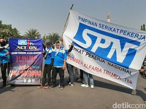Massa Buruh Demo Tolak Revisi UU Ketenagakerjaan di Monas Massa Buruh Demo Tolak Revisi UU Ketenagakerjaan di Monas