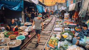 Dilintasi Kereta Api, Pasar Tradisional Mae Klong Jadi Destinasi Wisata Unik