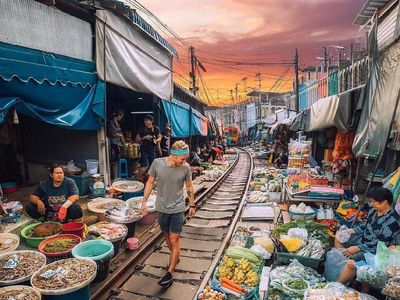 Dilintasi Kereta Api, Pasar Tradisional Mae Klong Jadi Destinasi Wisata Unik