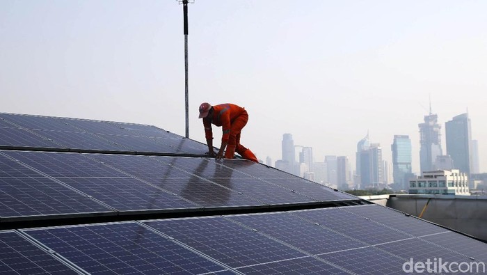 Menteri ESDM Ignasius Jonan mengajak Pemda untuk dapat mendorong penggunaan energi baru terbarukan (EBT). Salah satunya adalah Pembangkit Listrik Tenaga Surya (PLTS).