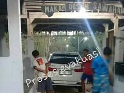 Video: Gempar Mobil Nyelonong Masuk Kuburan di Madiun