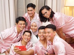 Kocak! Saat Pria Pakai Piyama Pink Jadi Bridesmaid untuk Pengantin Wanita
