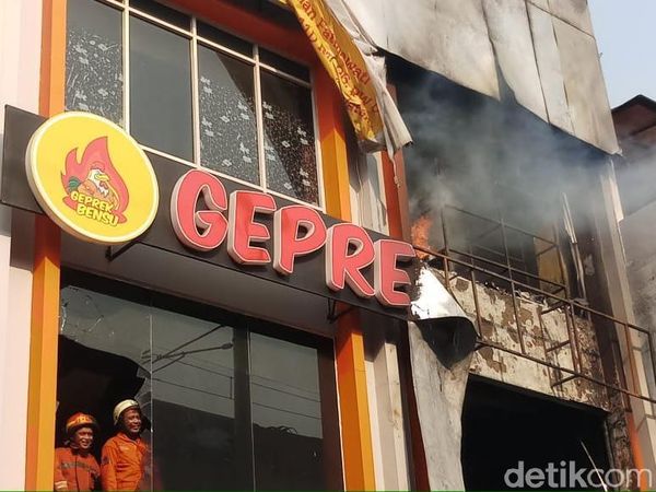 Penampakan Kebakaran di Geprek Bensu Fatmawati