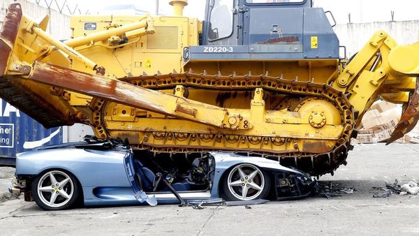 Detik-detik Ferrari Digilas Buldoser karena Pajaknya Tak Dibayar