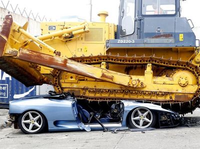 Detik-detik Ferrari Digilas Buldoser karena Pajaknya Tak Dibayar