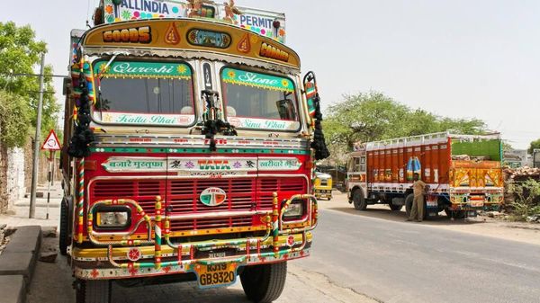 Potret Warna-warni Mobil Truk di India