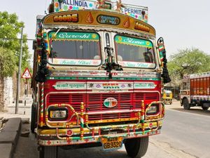 Potret Warna-warni Mobil Truk di India