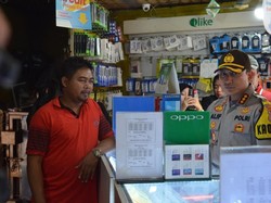 Viral Video Perampok Bersenpi Karungi Puluhan HP di Toko Tangerang