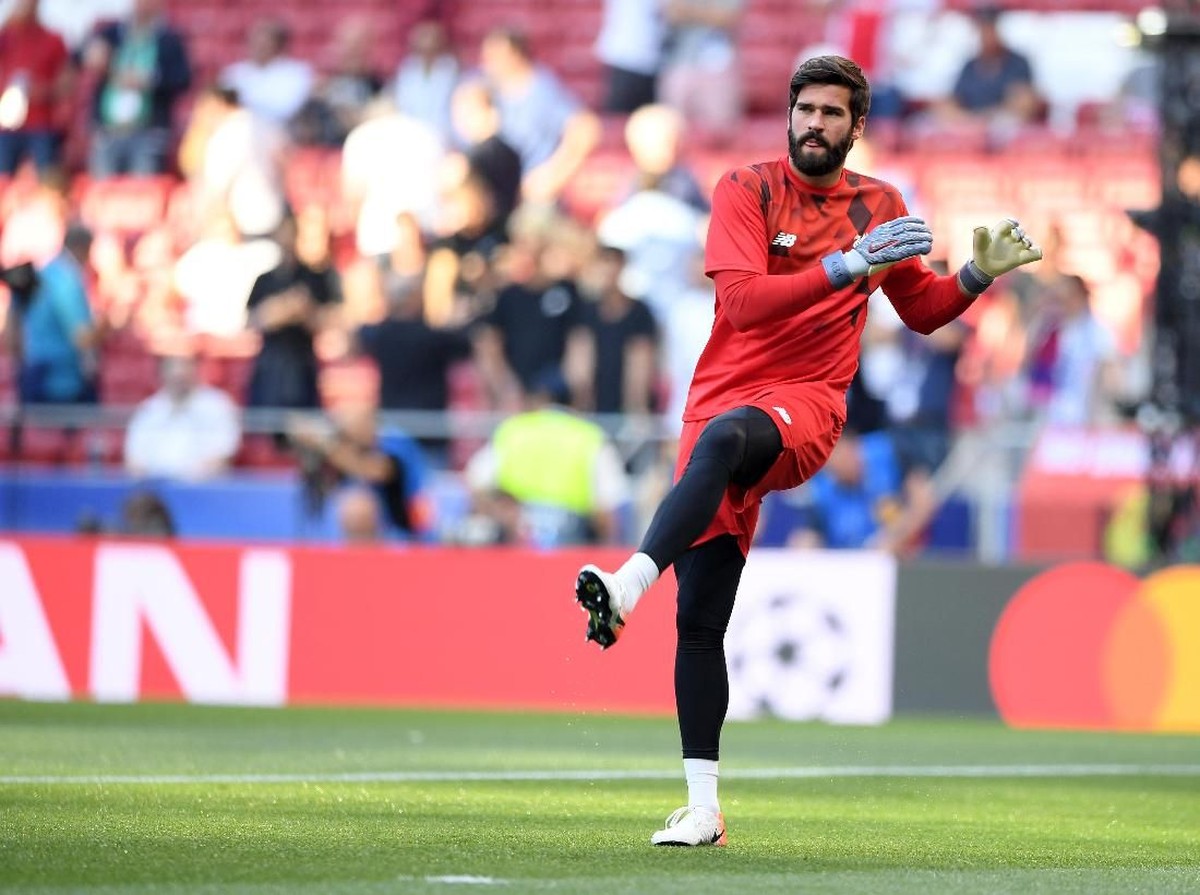 Pemain Liverpool, Alisson Becker, mulai pulih dari cedera betis. (Foto: Michael Regan/Getty Images)