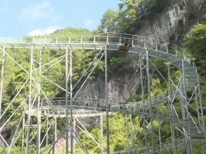 Lagi, China Bikin Jembatan Kaca Terpanjang Sedunia