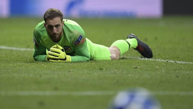 Atletico Madrid's Slovenian goalkeeper Jan Oblak eyes the ball during the UEFA Champions League group A football match between Atletico Madrid and Monaco at the Wanda Metropolitan stadium in Madrid on November 28, 2018. (Photo by OSCAR DEL POZO / AFP)