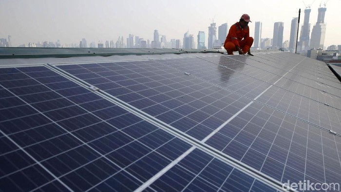 Menteri ESDM Ignasius Jonan mengajak Pemda untuk dapat mendorong penggunaan energi baru terbarukan (EBT). Salah satunya adalah Pembangkit Listrik Tenaga Surya (PLTS).