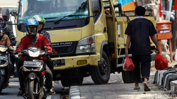 Terlalu! Tak Hanya Motor, Truk Pun Ikut Injak Trotoar