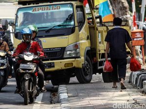 Terlalu! Tak Hanya Motor, Truk Pun Ikut Injak Trotoar