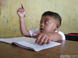 Akhir Bahagia Bocah Berpakaian Kotor Bisa Belajar di SD Margabakti