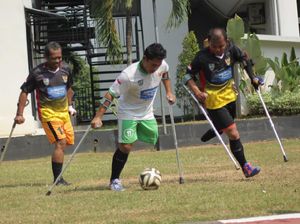 Amputasi Tak Hentikan Mereka Bermain Bola Amputasi Tak Hentikan Mereka Bermain Bola