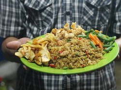 Pakai Bistik hingga Ngohiong, Nasi Goreng Gerobak Ini Punya Rasa yang Enak
