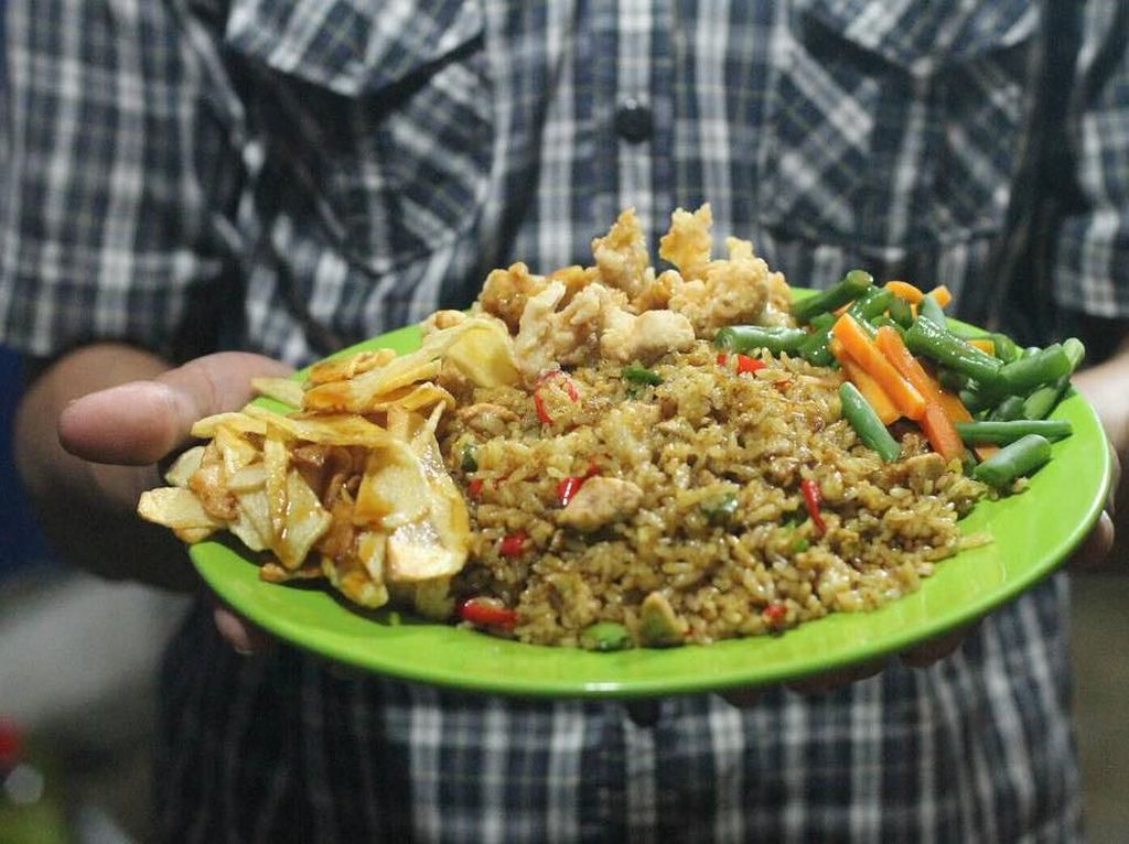 Pakai Bistik hingga Ngohiong, Nasi Goreng Gerobak Ini Punya Rasa yang Enak Pakai Bistik hingga Ngohiong, Nasi Goreng Gerobak Ini Punya Rasa yang Enak