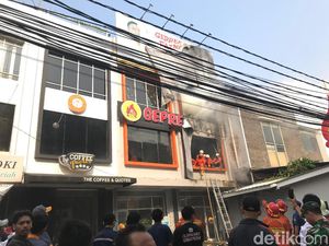 Gerai Ayam Ruben Onsu Terbakar Akibat Kebocoran Gas Gerai Ayam Ruben Onsu Terbakar Akibat Kebocoran Gas