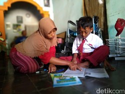 Semangat Fatan Terus Bersekolah Meski Kakinya Tak Bisa Melangkah