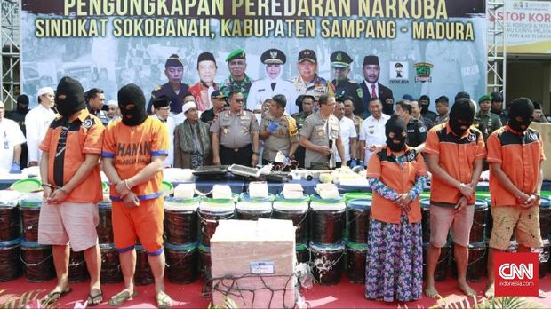 Polda Jatim mengamankan 50 Kg sabu dan 99 butir ekstasi dari jaringan mafia narkoba asal Madura.
