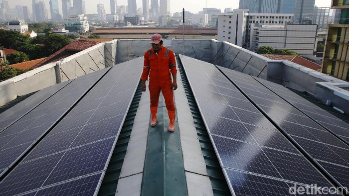 Menteri ESDM Ignasius Jonan mengajak Pemda untuk dapat mendorong penggunaan energi baru terbarukan (EBT). Salah satunya adalah Pembangkit Listrik Tenaga Surya (PLTS).