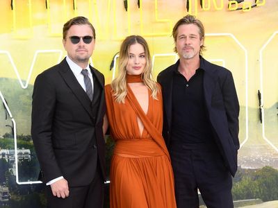 Foto: Margot Robbie Anggun Diapit Brad Pitt dan Leonardo DiCaprio