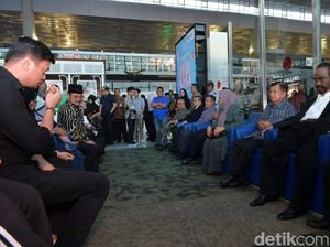 JK Melayat Jenazah Ichsan Limpo di Bandara Soekarno-Hatta JK Melayat Jenazah Ichsan Limpo di Bandara Soekarno-Hatta