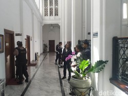 Video Penggeledahan Ruang Kerja Sekda Jabar Iwa Karniwa oleh KPK