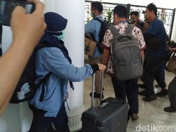 Video Usai Penggeledahan, KPK Bawa 2 Koper dari Ruangan Sekda Jabar