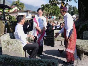 Kunjungi Kampung Persidangan Siallagan, Jokowi Duduk di Kursi Batu Raja