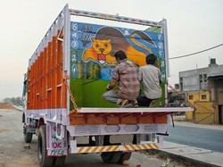 Aneh, Sopir Truk Ditilang gara-gara Nggak Pakai Helm