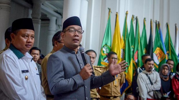 Gubernur Jawa Barat Ridwan Kamil (kedua kiri) didampingi Wakil Gubernur Jawa Barat Uu Ruzhanul Ulum (kiri) memberikan keterangan kepada awak media saat menggelar konferensi pers terkait penetapan tersangka dugaan kasus suap Meikarta yang melibatkan Sekda Jabar Iwa Karniwa di Gedung Sate, Bandung, Jawa Barat, Selasa (30/7/2019). Dalam keterangannya, Ridwan Kamil menunjuk Daud Achmad sebagai Pelaksana Harian (Plh) Sekda Jabar. ANTARA FOTO/Raisan Al Farisi/foc.