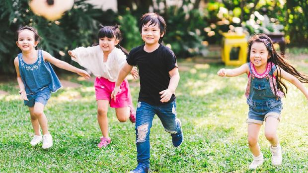 Ilustrasi anak beraktivitas di luar ruangan