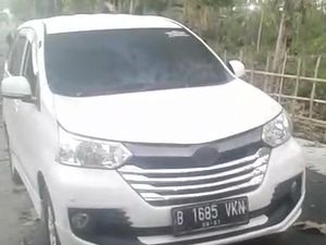 Mobil Nyelonong Masuk Makam di Madiun, Apa Penyebabnya? Mobil Nyelonong Masuk Makam di Madiun, Apa Penyebabnya?