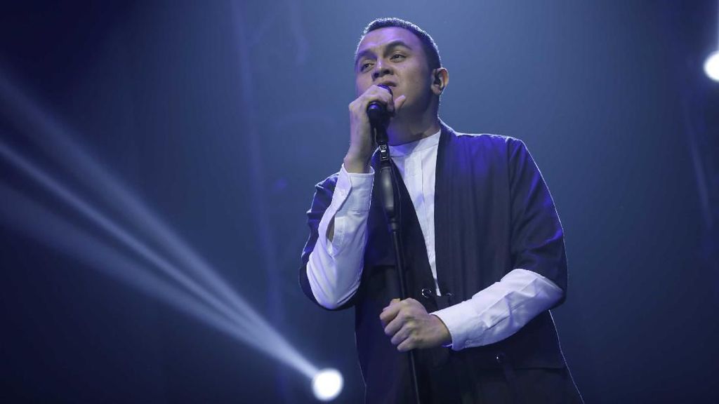 Lihat Lagi Penampilan Tulus di Panggung Musik Lihat Lagi Penampilan Tulus di Panggung Musik