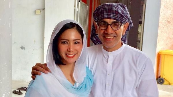 Foto: Kemesraan Bunga Zainal dan Suami yang Perbedaan Usianya Sering Dicibir