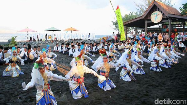 Foto: Meriahnya Festival Pantai Cacalan di Banyuwangi