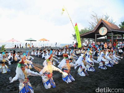 Foto: Meriahnya Festival Pantai Cacalan di Banyuwangi