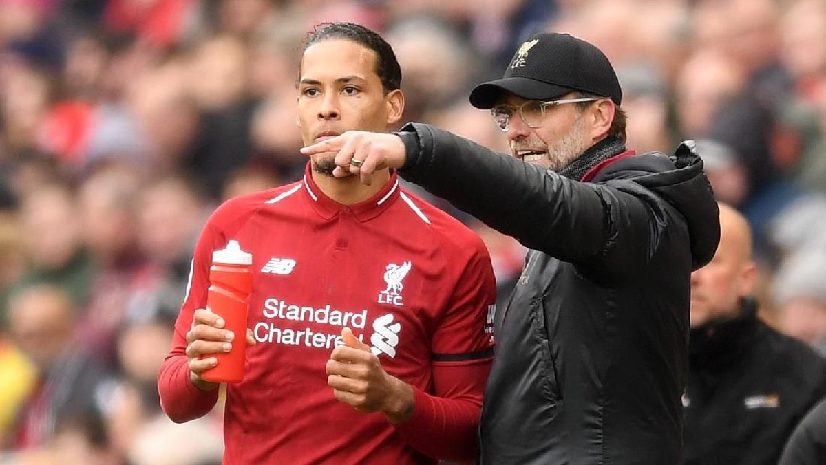 Virgil van Dijk berdebat dengan Juergen Klopp saat Liverpool digasak Napoli 0-3 di laga pramusim. (Foto: Michael Regan / Getty Images)