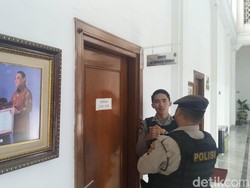 Geledah Ruang Kerja Sekda Jabar, KPK Dikawal Polisi Bersenjata