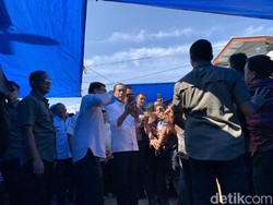 Tinjau Pasar Onan Baru Samosir, Iriana Beli Teri, Jokowi Dikerumuni Warga