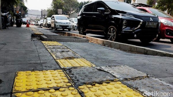 Kemacetan Mengular di Cikini Imbas Proyek Trotoar