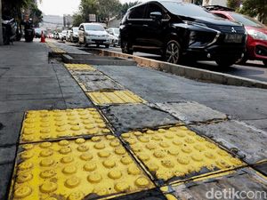 Kemacetan Mengular di Cikini Imbas Proyek Trotoar