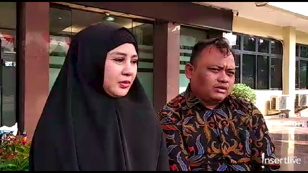 Vivi Paris dan pengacara