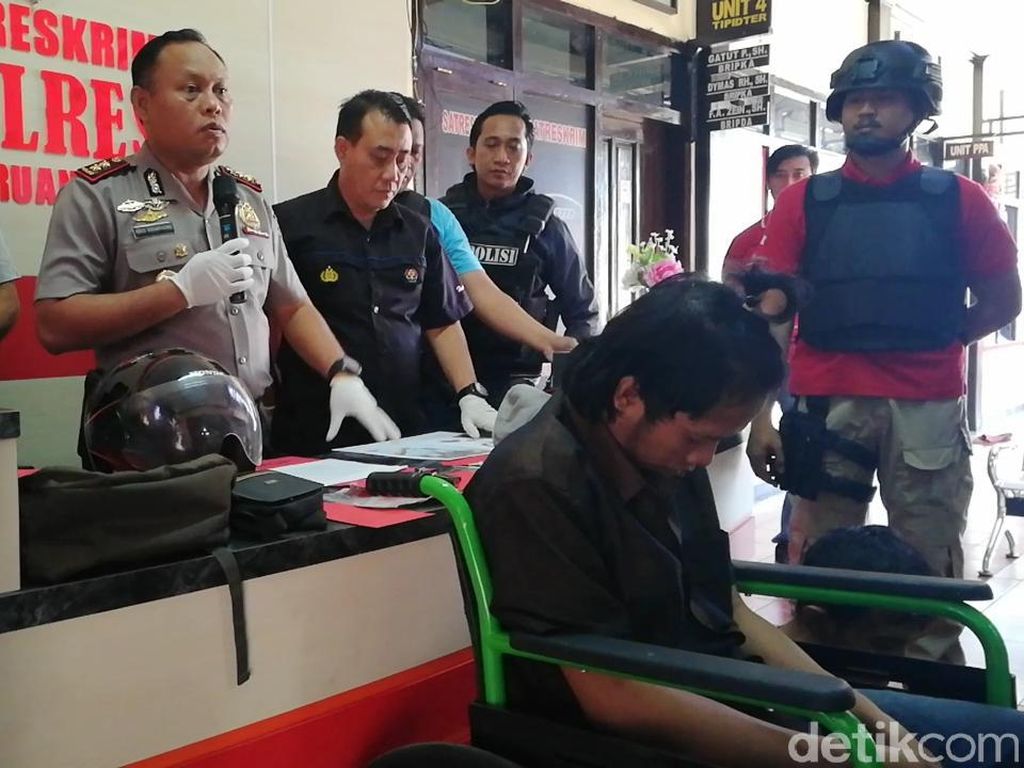 Dua Begal Bersenjatakan Bom Ikan Dibekuk, Satu Ditembak Kaki Dua Begal Bersenjatakan Bom Ikan Dibekuk, Satu Ditembak Kaki