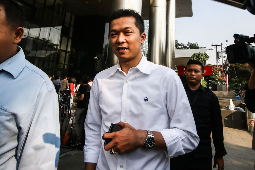 Mantan Atlet Bulutangkis Taufik Hidayat (kiri) meninggalkan gedung KPK seusai menjalani pemeriksaan di Jakarta, Kamis (1/8/2019). Taufik diperiksa KPK untuk pengembangan kasus korupsi di lingkungan Kemenpora. ANTARA FOTO/Rivan Awal Lingga/pd.