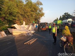 Truk Muat Triplek Terguling, Jalur Lamongan-Babat Sempat Macet Panjang