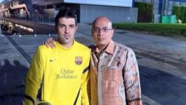 Arif Putra Wicaksono (kanan) bersama David Villa.