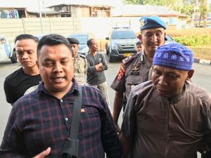 Berpeci Biru, Abah Grandong Pemakan Kucing Akhirnya Datangi Polres Jakpus Berpeci Biru, Abah Grandong Pemakan Kucing Akhirnya Datangi Polres Jakpus
